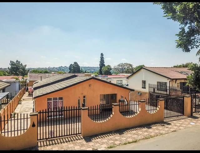 5 BEDROOM HOUSE FOR SALE IN SOPHIATOWN